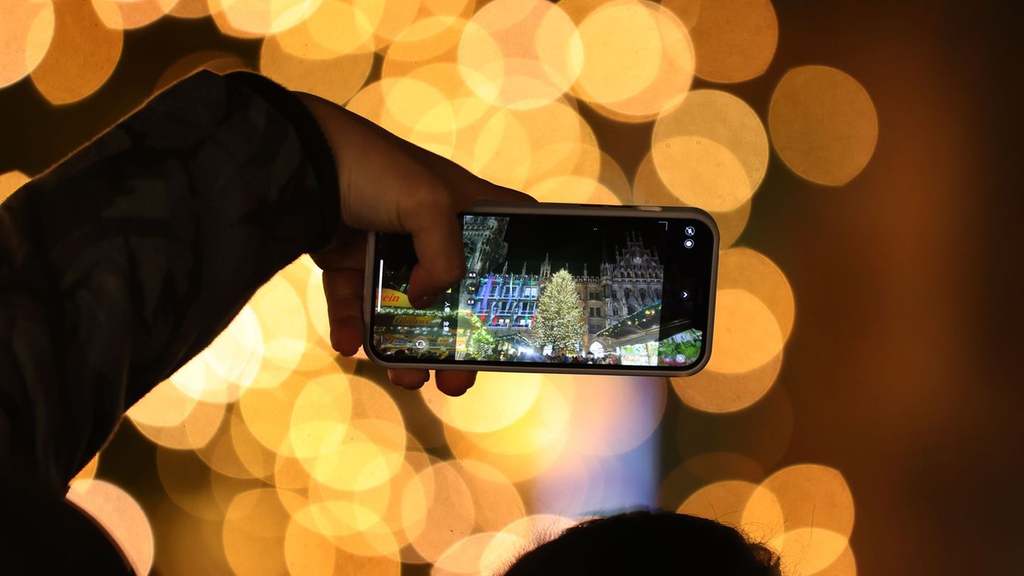 Besinnlichkeit: Studie: Viele vom Handy am Weihnachtsabend gestört