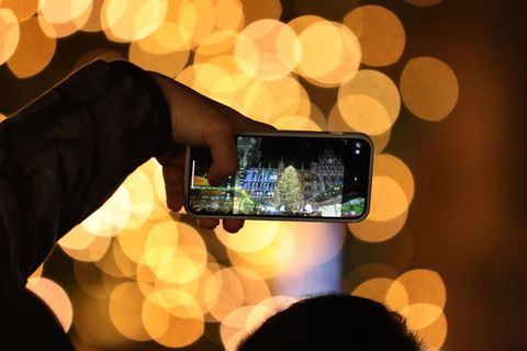 Unter Umständen fühlen sich Menschen von der Handynutzung in der Weihnachtszeit gestört. (Symbolbild) Foto: Karl-Josef Hildenbra