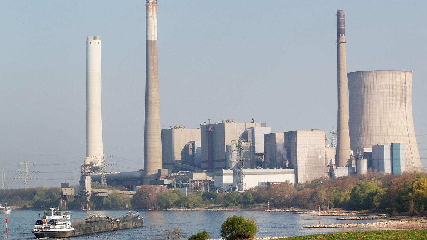 Sprengung: 180-Meter-Kamin am Kraftwerk Voerde gesprengt