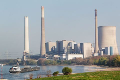 Ein Archivbild des stillgelegten Kraftwerkes - hier noch mit dem 2023 gesprengten Kühlturm. Aktuell gesprengt wurde der weiße Sc