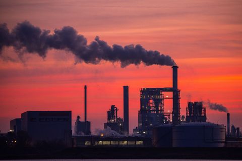 Die Bundesbank sieht für 2026 erste Lichtblicke für die deutsche Wirtschaft nach drei mageren Jahren. (Symbolbild) Foto: Jens Bü