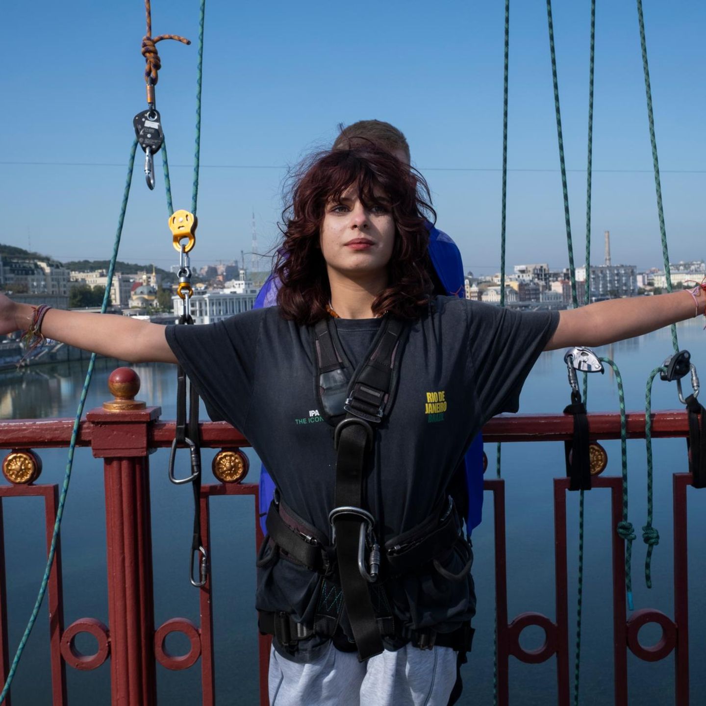 Anja vor den Bungee-Seilen in Kiew