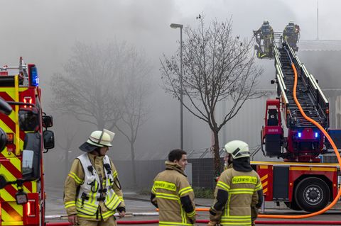 Großeinsatz in Lübeck-Kücknitz: Dort brennt eine Lagerhalle mit Elektro- und Metallschrott. Foto: Ulrich Perrey/dpa