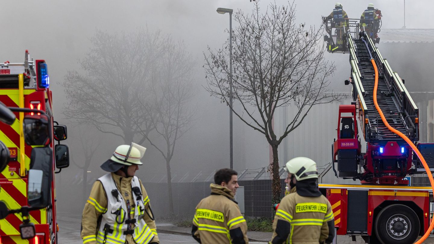 Brände: Feuer auf Lübecker Schrottplatz – starker Rauch, viel Arbeit