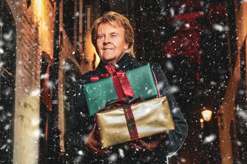 Howard Carpendale hat sein Weihnachtsalbum "Happy Christmas... Again!" von 2021 um fünf weitere Lieder und vier persönliche Botschaften ergänzt.