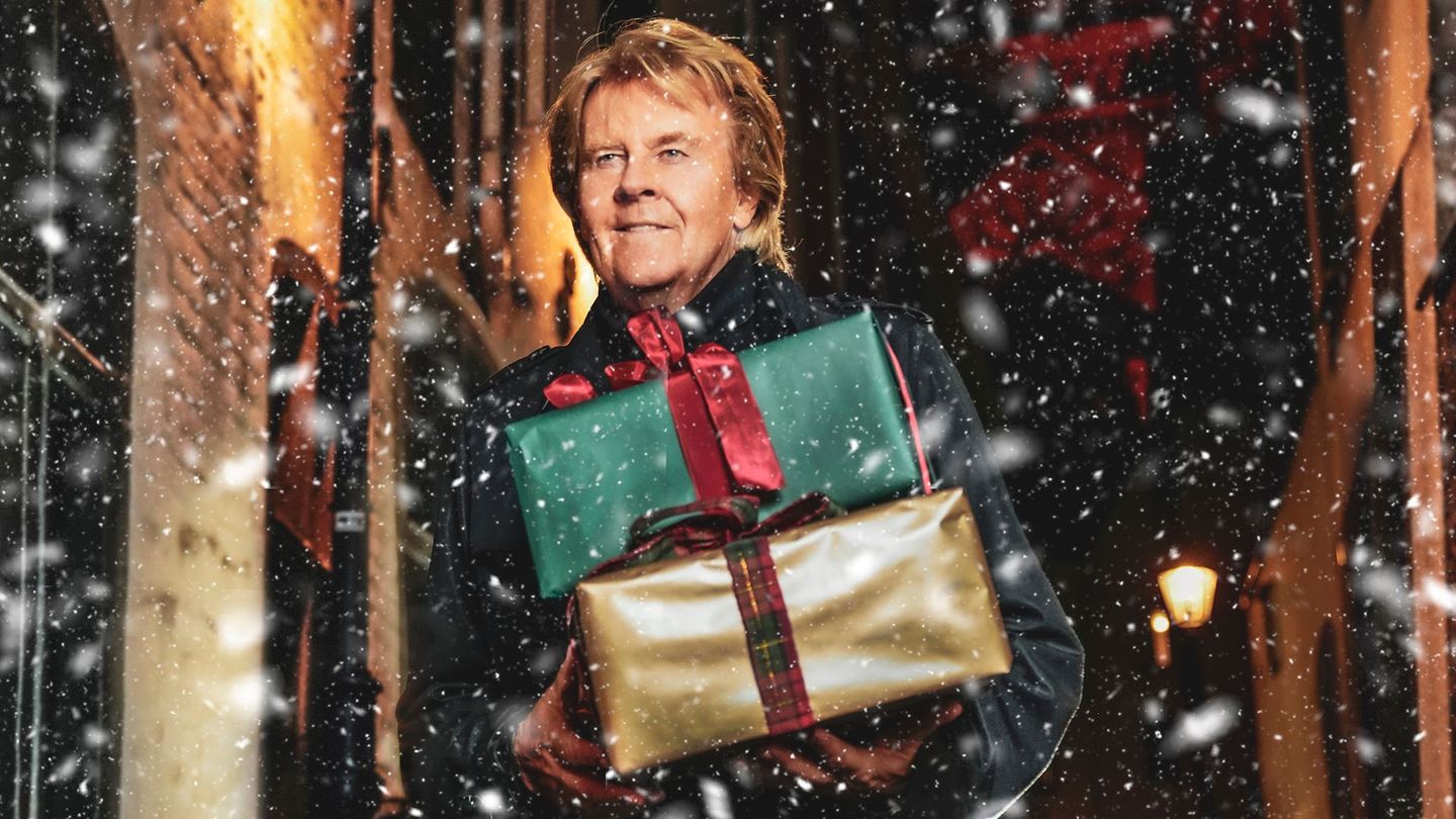 Howard Carpendale hat sein Weihnachtsalbum "Happy Christmas... Again!" von 2021 um fünf weitere Lieder und vier persönliche Botschaften ergänzt.