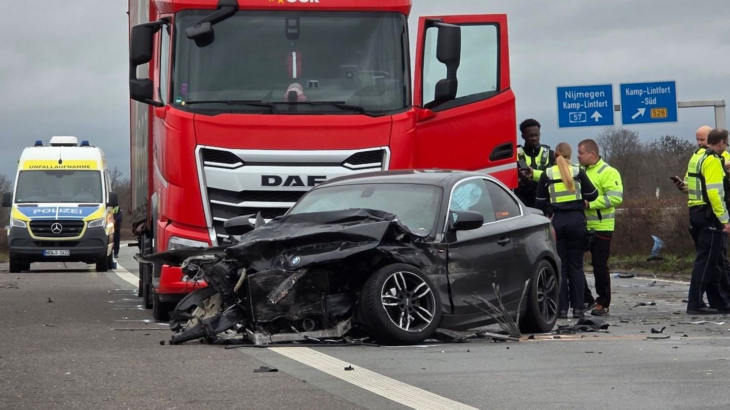 Die Fahrtrichtung muss nach dem Unfall länger gesperrt bleiben. Foto: Guido Schulmann/dpa