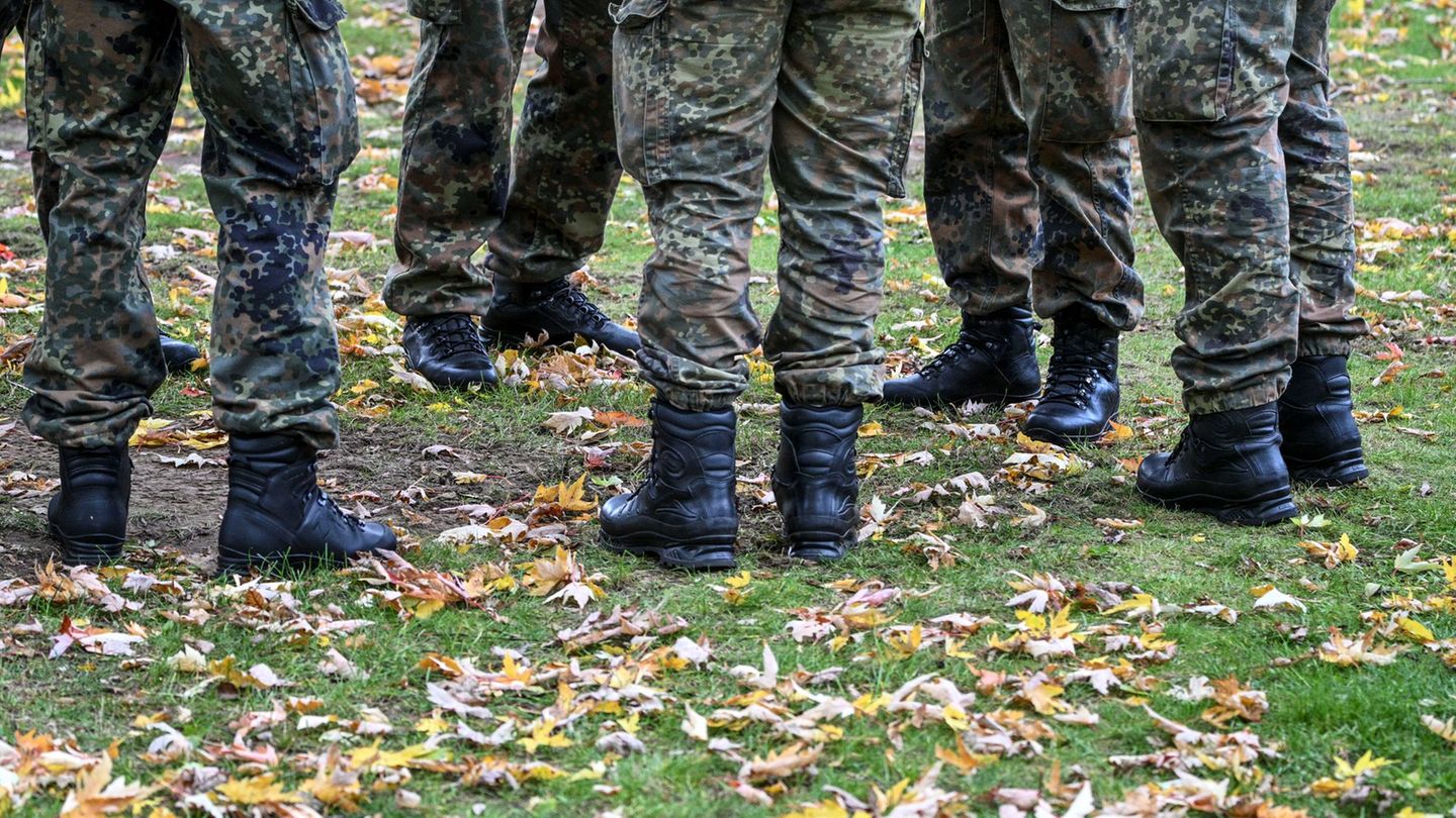 Armed forces: Bundeswehr under investigation for Germany song at party