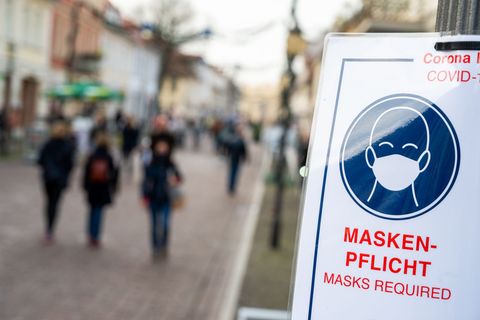 Der Brandenburger Landtag hat über Bußgeldbescheide infolge der Corona-Regeln debattiert (Archivbild). Foto: Christophe Gateau/d
