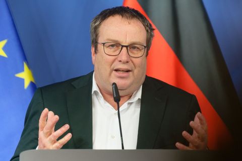 NRW-Verkehrsminister Oliver Krischer (Grüne) will in NRW einen Schienenpersonennahverkehr aus einem Guss schaffen. Foto: Henning