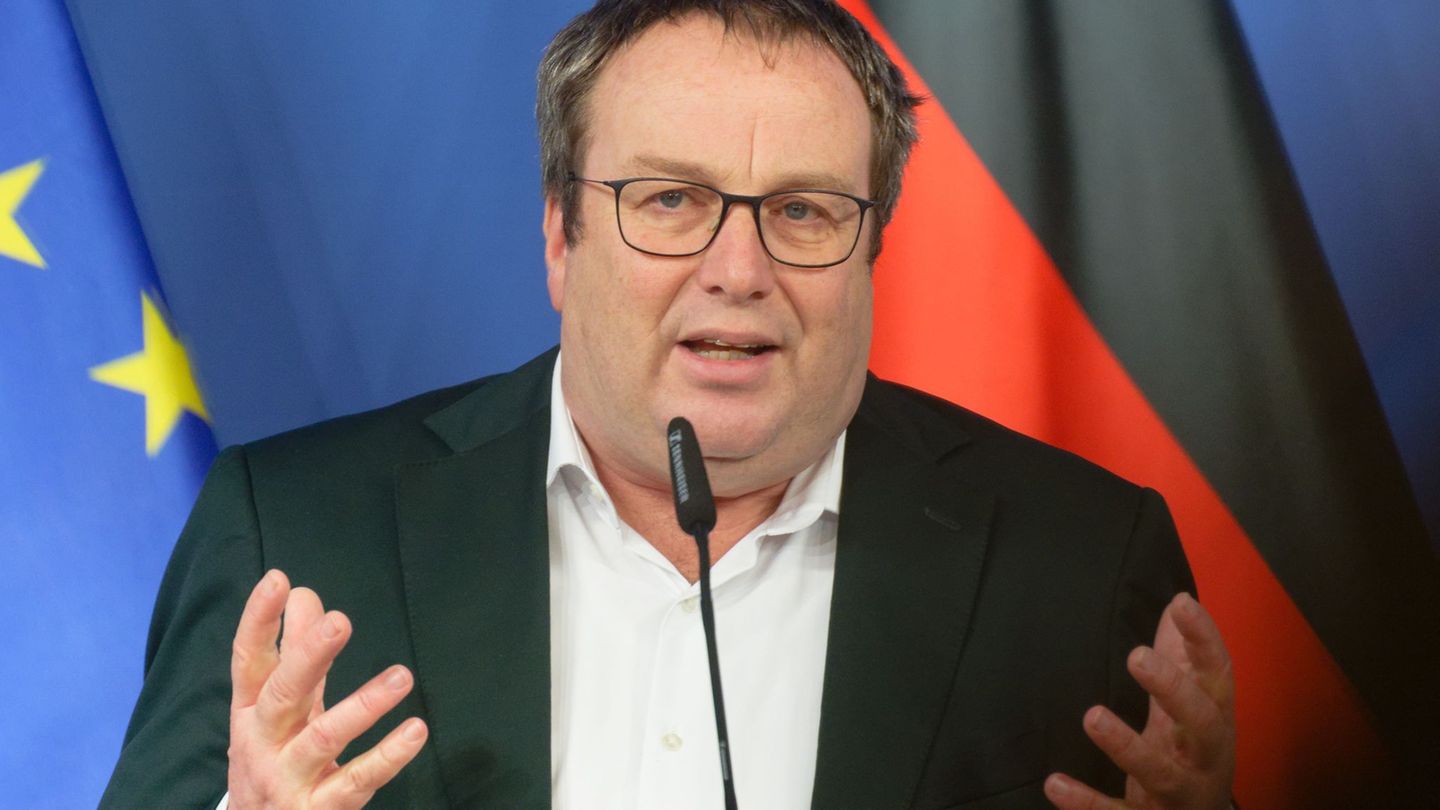 NRW-Verkehrsminister Oliver Krischer (Grüne) will in NRW einen Schienenpersonennahverkehr aus einem Guss schaffen. Foto: Henning