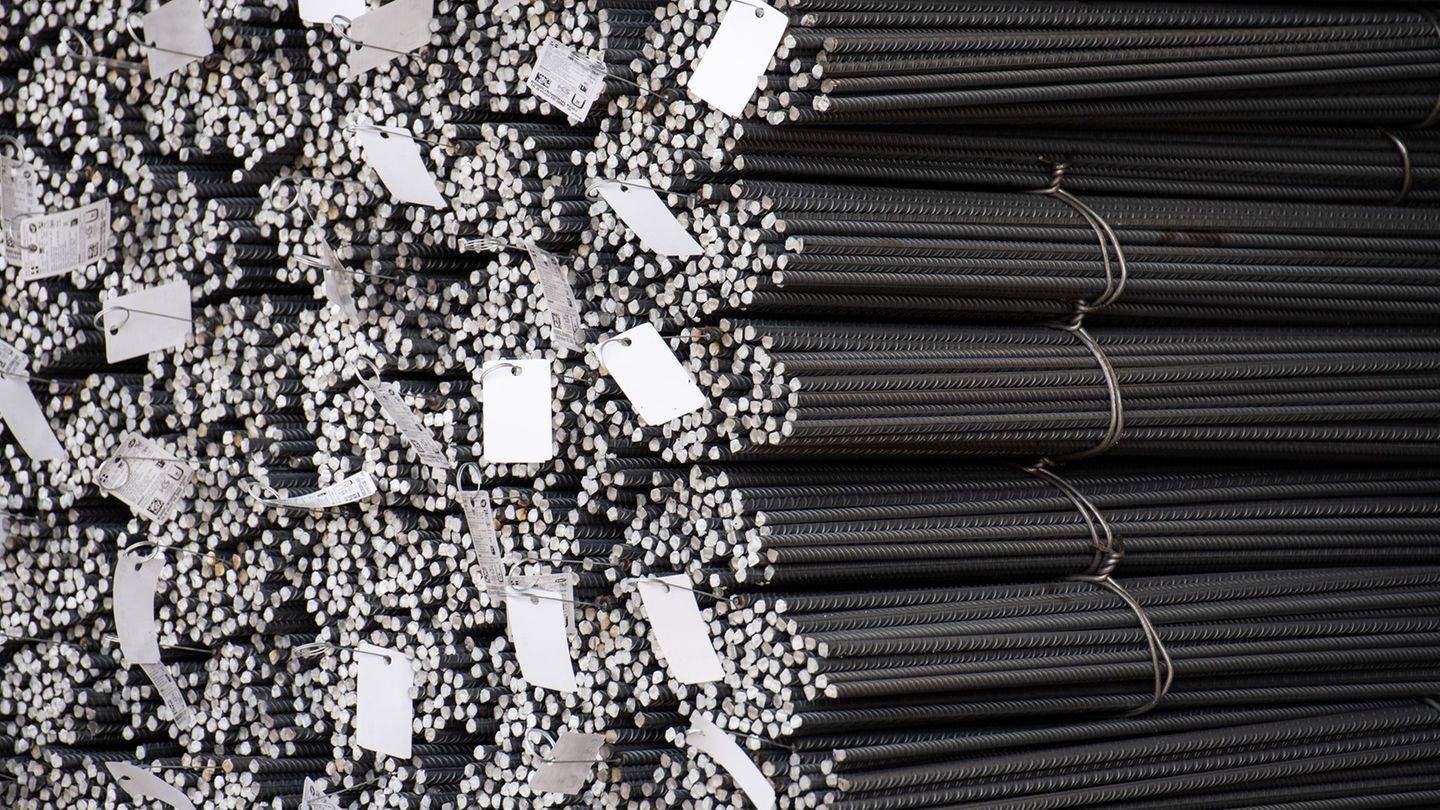 Krise in Stahlindustrie: Stahlwerk Hennigsdorf nimmt Produktion wieder auf