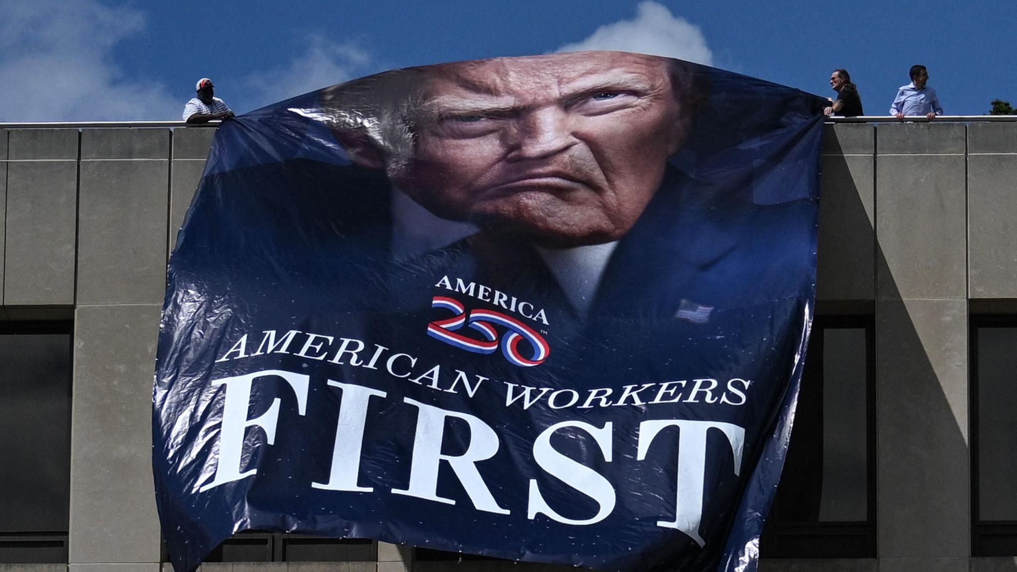 Donald Trump America First Plakat