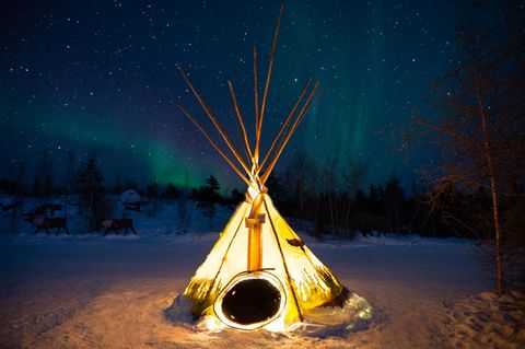 Himmelszelt über Yellowknife mit Polarlichtern und Sternen