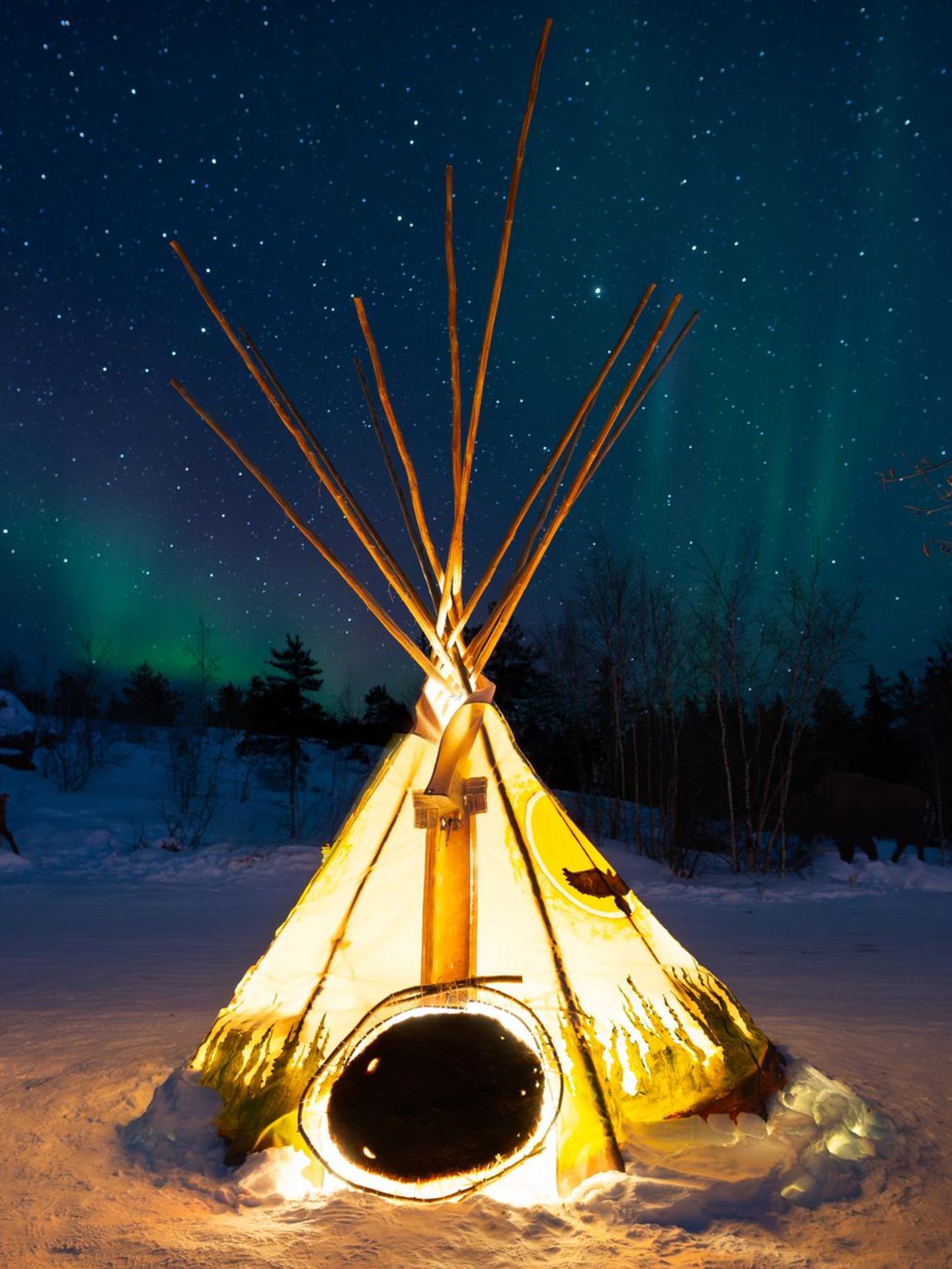 Himmelszelt über Yellowknife, Ein Zelt leuchtet, im Himmel sieht man Polarlichter und Sterne