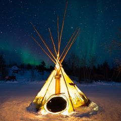 Himmelszelt über Yellowknife mit Polarlichtern und Sternen