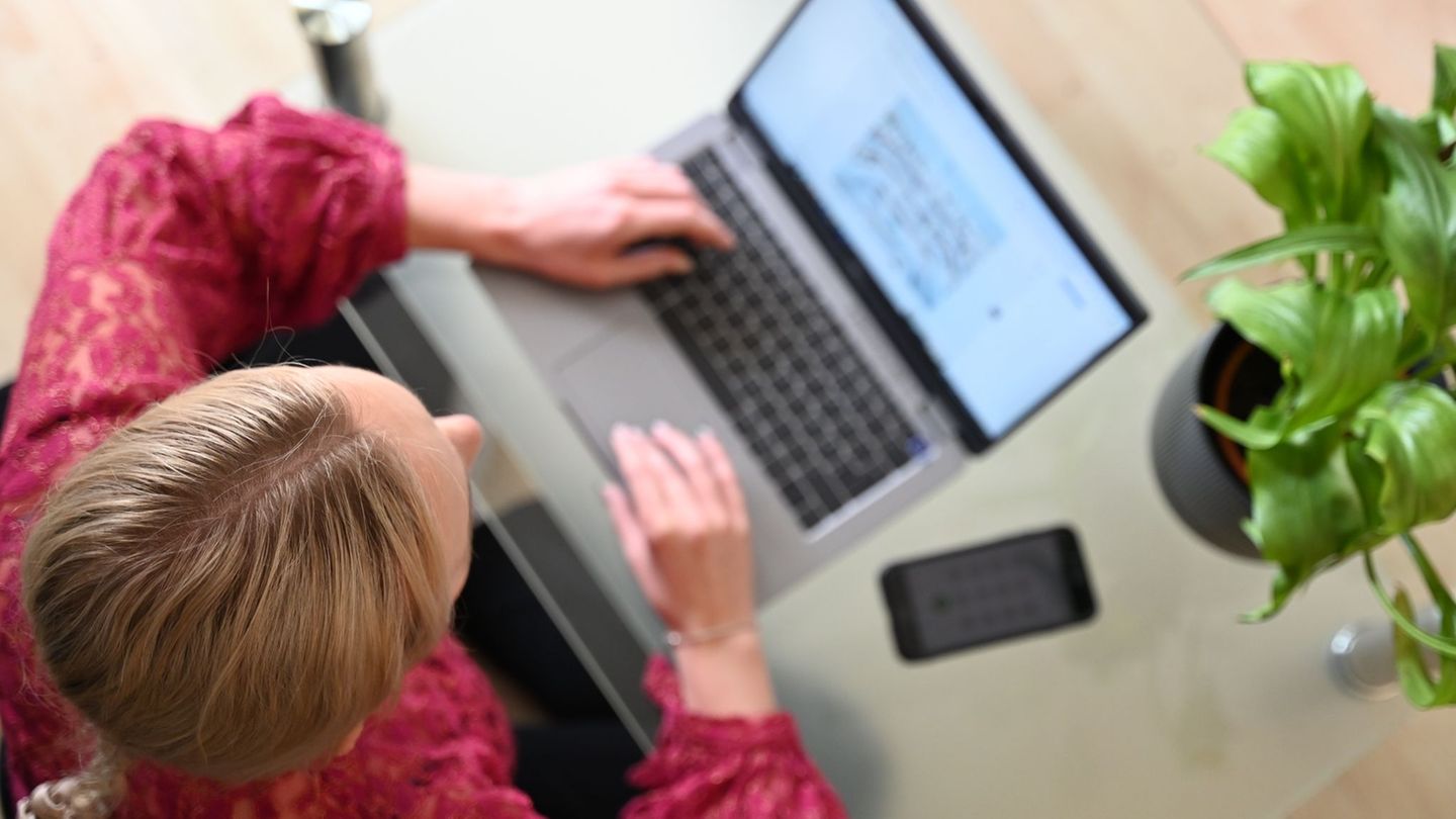 Beim Online-Shopping soll es leichter werden, die Bestellung rückgängig zu machen. (Illustration) Foto: Helena Dolderer/dpa/dpa-