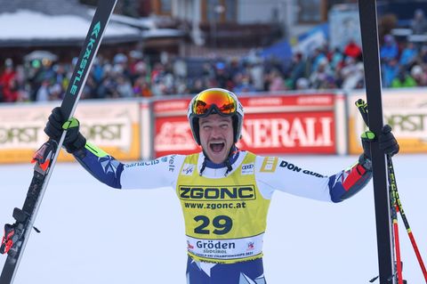 Tschechischer Ski-Coup in Gröden: Jan Zabystran bejubelt seinen Sieg im Super-G. Foto: Alessandro Trovati/AP/dpa