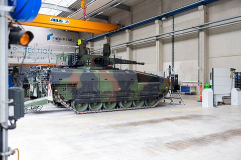 Ein Puma-Schützenpanzer in einer Halle des Rheinmetall-Werks im niedersächsischen Unterlüß. Foto: Michael Matthey/dpa