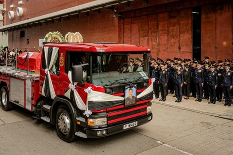 Das Feuerwehrauto mit dem Sarg