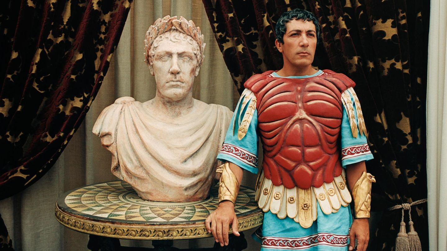 Wie im alten Rom: Julius Cäsar (Symbolbild) mit Muskel T-Shirt vor einer Statue