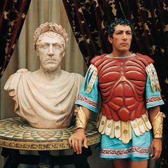 Wie im alten Rom: Julius Cäsar (Symbolbild) mit Muskel T-Shirt vor einer Statue