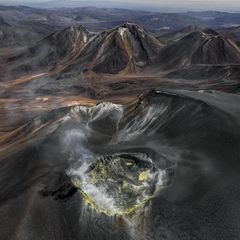 Wie eine eiternde Wunde klafft der Vulkankrater auf dem Gipfel des Isluga, der sich über der kahlen Landschaft des Altiplano an der Grenze zwischen Chile und Bolivien erhebt. Gasschwaden treten aus seinem Inneren; gelb gefärbtes Gestein an den Kraterwänden bezeugt die Schwefelvorkommen, die hier vor einigen Jahrzehnten noch abgebaut wurde. Bernhard Edmaier fotografierte den gewaltigen Krater mit einem Durchmesser von 400 Metern aus der Vogelperspektive und dabei Wissenschaft und Kunst vereint. Der Fotograf und Geologe zeigt mit seinen spektakulären Luftaufnahmen im Bildband "Elements", mit welcher Macht die Natur Landschaften formt – nicht nur hier, in der Hochebene der Anden, sondern auf allen Kontinenten 