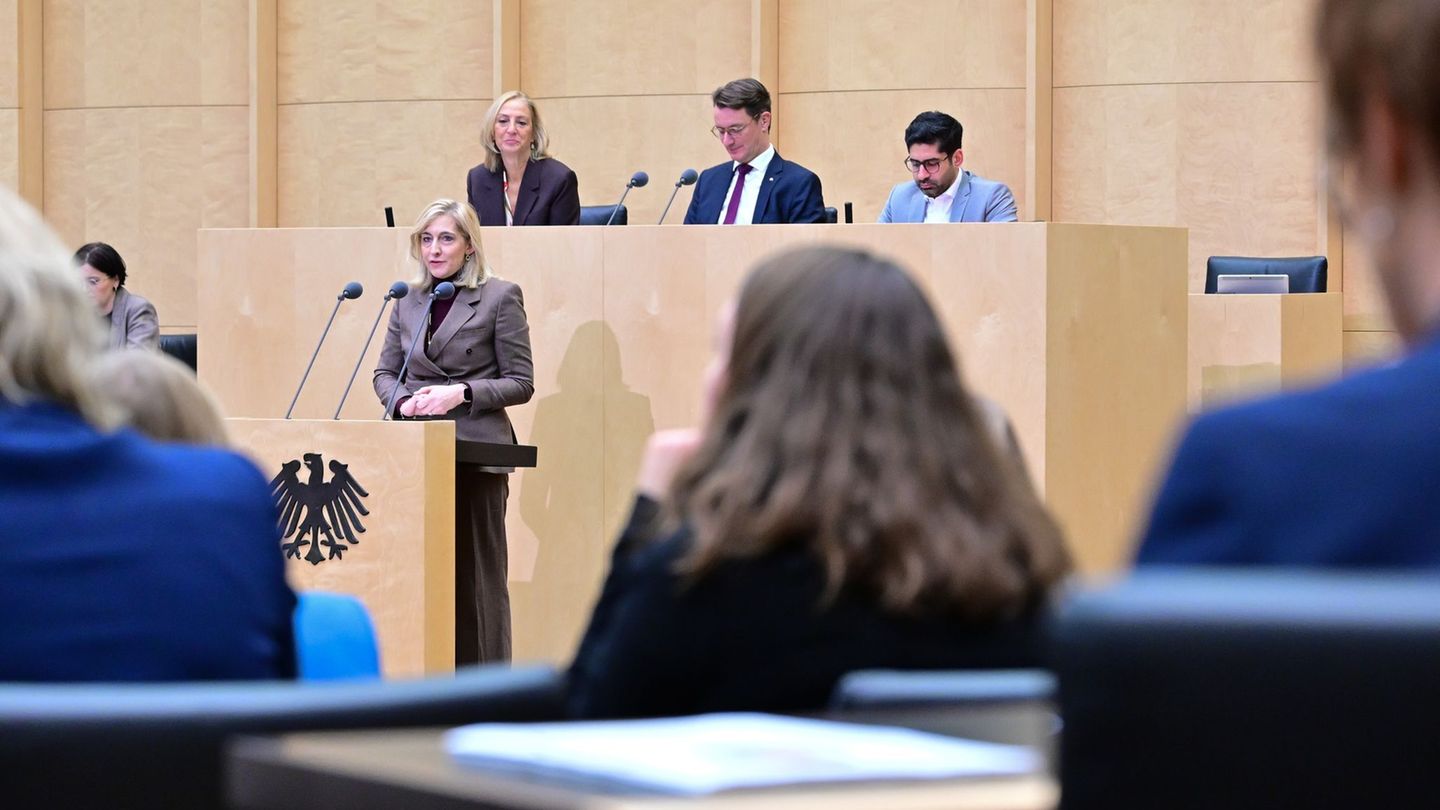 Ministerin Nina Warken will den Druck für Beitragserhöhungen vermindern. Foto: Sebastian Christoph Gollnow/dpa