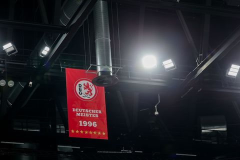 Die Düsseldorfer EG hat einen neuen Cheftrainer. (Archivbild) Foto: Rolf Vennenbernd/dpa