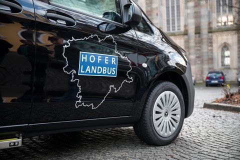 Im Landkreis Hof ist der Landbus inzwischen im kompletten Gebiet unterwegs - mit knapp 2.000 Haltestellen. Foto: Daniel Vogl/dpa