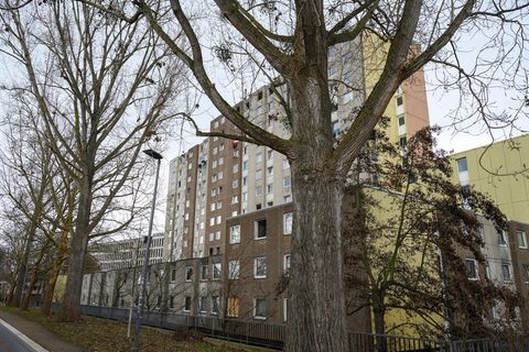 In dem Gebäude soll bereits aufgeräumt werden. Foto: Swen Pförtner/dpa