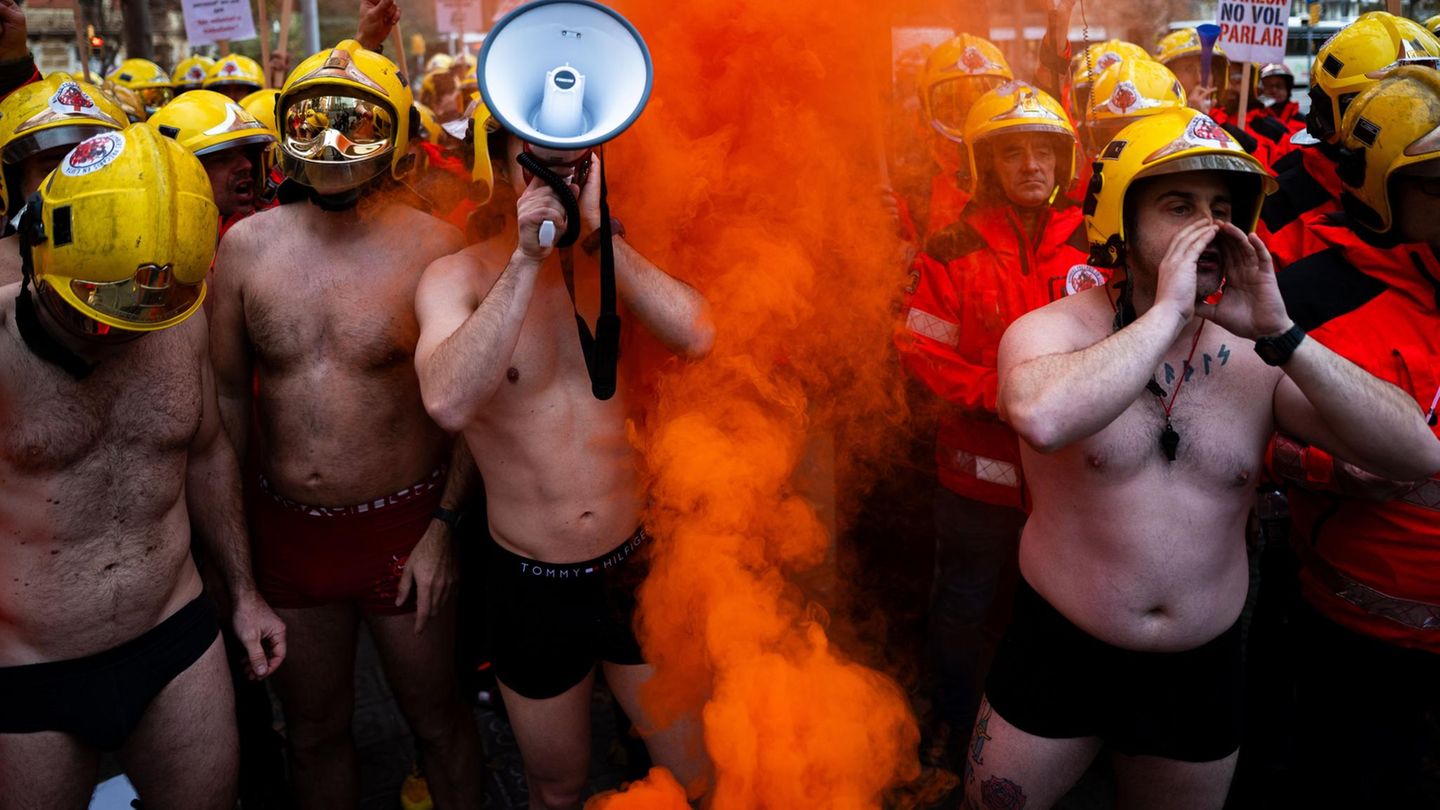 Barcelona, Spanien. Mitglieder der Freiwilligen Feuerwehr der katalanischen Hauptstadt legen sich in Unterhosen mächtig ins Zeug, um für ihre Anliegen einzutreten. Sie wollen gleiche Rechte wie die festangestellten Kollegen, schließlich machen sie fast den gleichen Job – und das zeigen sie in Form von nackten Tatsachen und viel Radau      