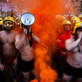 Barcelona, Spanien. Mitglieder der Freiwilligen Feuerwehr der katalanischen Hauptstadt legen sich in Unterhosen mächtig ins Zeug, um für ihre Anliegen einzutreten. Sie wollen gleiche Rechte wie die festangestellten Kollegen, schließlich machen sie fast den gleichen Job – und das zeigen sie in Form von nackten Tatsachen und viel Radau      