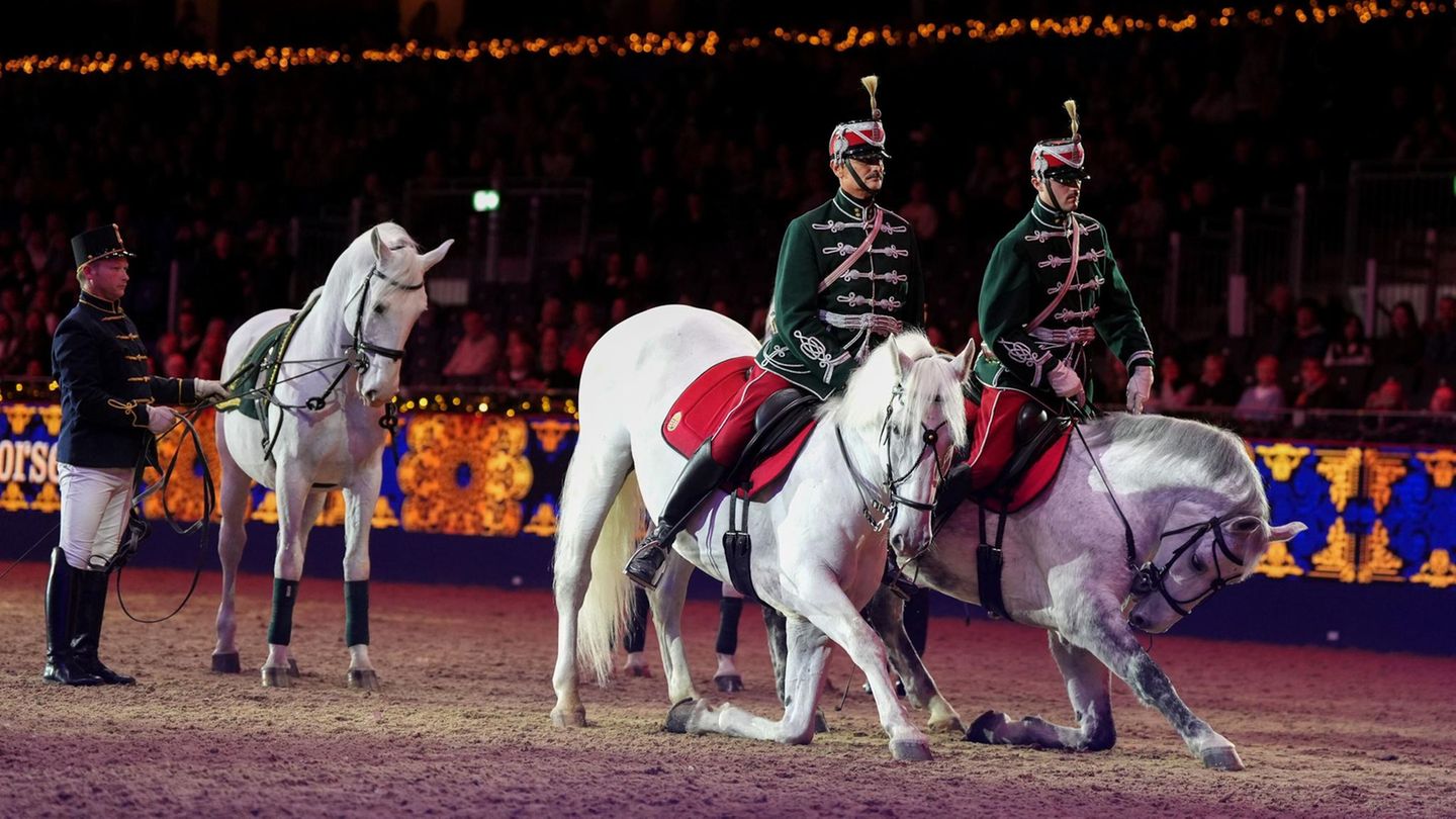 London, Großbritannien. Die Ungarn halten etwas auf sich und ihre Pferdekultur. Schließlich verbreiteten sie einst im Mittelalter als gefürchtete Reiterhorden Angst und Schrecken in Mitteleuropa und begründeten das Magyaren-Reich. In der Gegenwart präsentieren sie ihre Reiterkultur etwas gesitteter in großen Shows mit wohl dressierten Pferden   