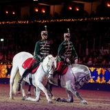 London, Großbritannien. Die Ungarn halten etwas auf sich und ihre Pferdekultur. Schließlich verbreiteten sie einst im Mittelalter als gefürchtete Reiterhorden Angst und Schrecken in Mitteleuropa und begründeten das Magyaren-Reich. In der Gegenwart präsentieren sie ihre Reiterkultur etwas gesitteter in großen Shows mit wohl dressierten Pferden   