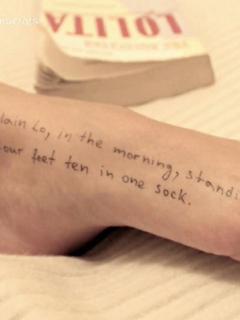 Lolita-Zitate auf dem Fuß einer Frau