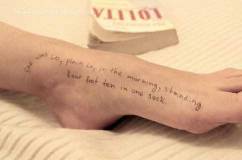 Lolita-Zitate auf dem Fuß einer Frau