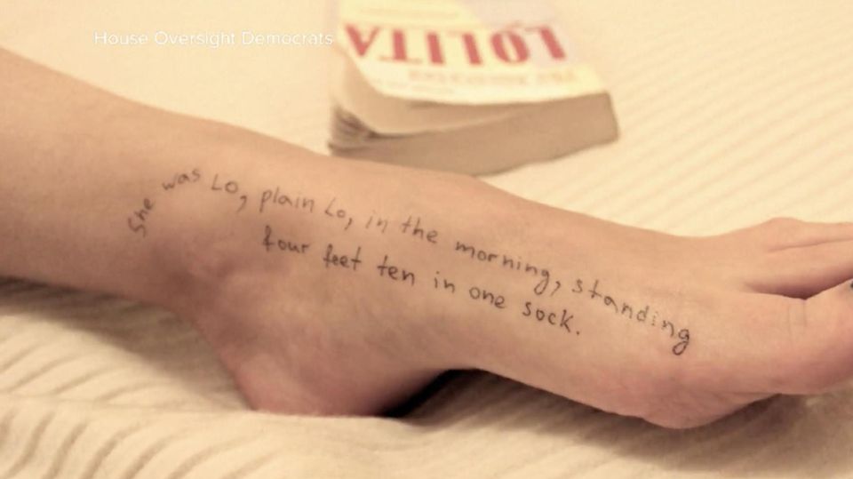 Lolita-Zitate auf dem Fuß einer Frau