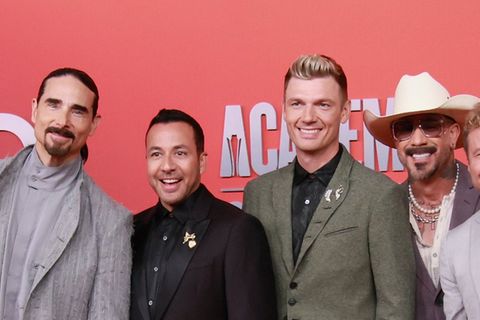 Ihre Anzüge tauschten die Backstreet Boys für ein deutsches Fußball-Trikot aus.