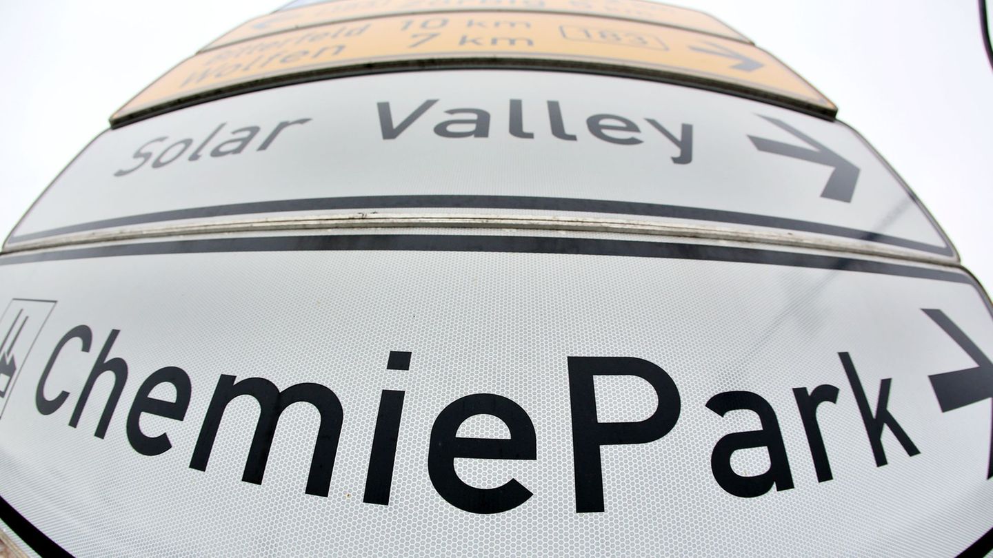 Im Chemiepark Bitterfeld-Wolfen sollen Lithiumsalze in Batteriequalität produziert werden. (Symbolbild) Foto: picture alliance /