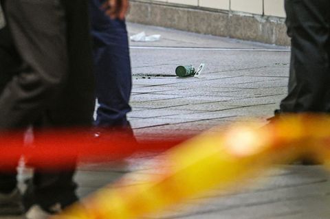 Spurensicherung an einer mutmaßlichen Rauchbombe