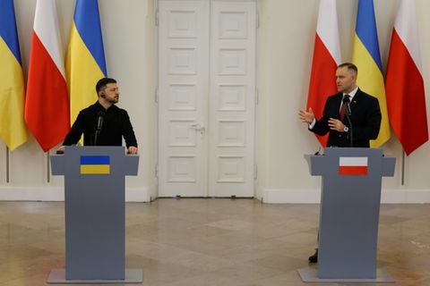 Selenskyj (l.) und Nawrocki in Warschau