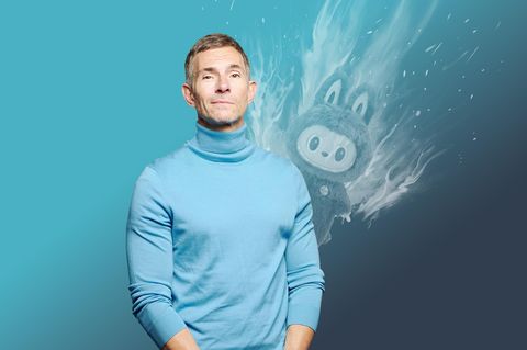 Micky Beisenherz in blauem Oberteil, dahinter ein Stofftier in Flammen