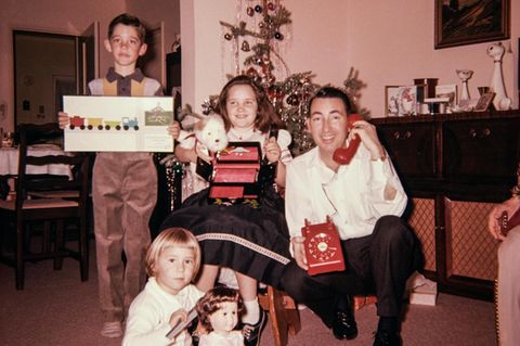 Gute Miene machen: Der Kontakt zu den eigenen Eltern ist auch für viele erwachsene Kinder belastend (Symbolbild)