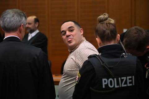 Der Angeklagte Robert A. wird am ersten Prozesstag in den Gerichtsaal gebracht. (Archivbild) Foto: -/POOL/AFP/dpa