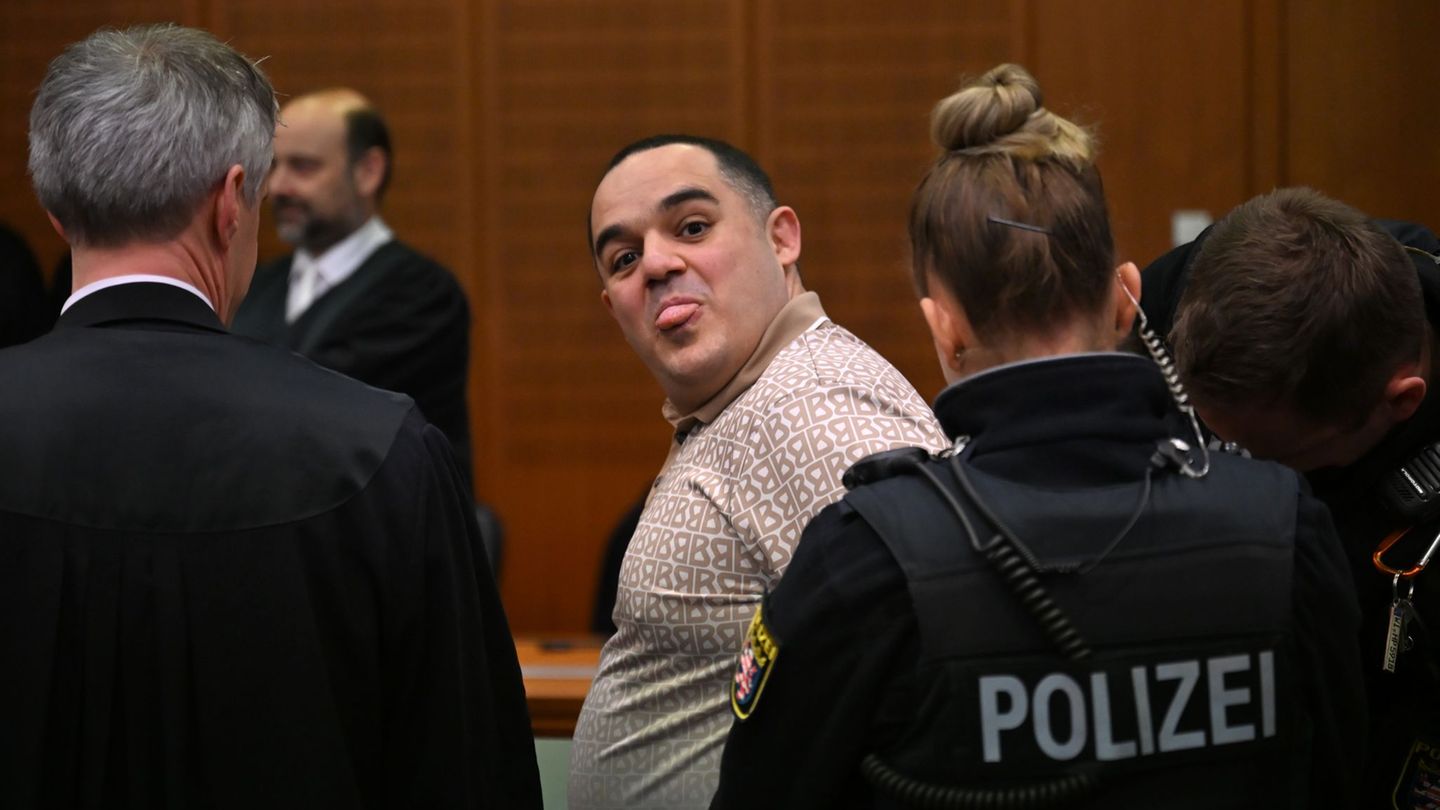 Der Angeklagte Robert A. wird am ersten Prozesstag in den Gerichtsaal gebracht. (Archivbild) Foto: -/POOL/AFP/dpa