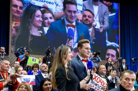 Kirill Baschanow mit Schild