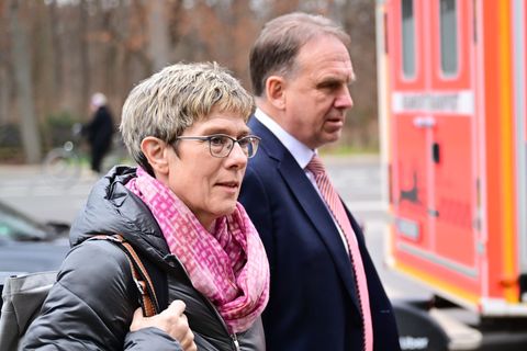 Kramp-Karrenbauer setzt sich gegen Krings durch. Foto: Sebastian Christoph Gollnow/dpa