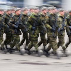 Pro Monat sollen rund 54.000 junge Leute angeschrieben werden. (Symbolbild) Foto: Julian Stratenschulte/dpa