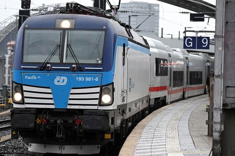 Eine tschechische Vectron-Lokomotive zieht vorerst den neuen ICE